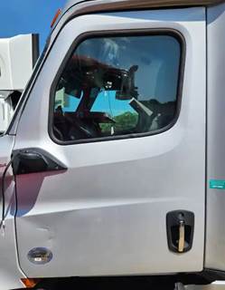 Freightliner Cascadia 126 Left Door