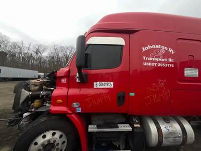 Freightliner Cascadia 132 Left Door