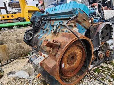 International DT530E Engine for a 1999 International 4900