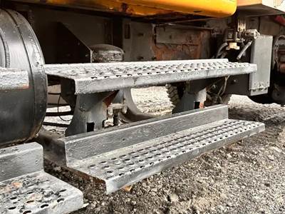 International 4900 Exterior Truck Part