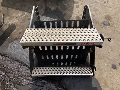 Mack Pinnacle CXU613 Exterior Truck Part for a 2008 Mack CXU613