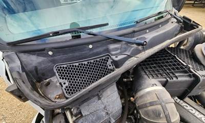 Used 2018 Peterbilt 579 Black Wiper Cowl