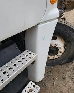 Freightliner Cascadia 125 Right Fender Extension