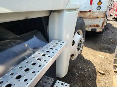 Freightliner Cascadia 125 Right Fender Extension