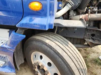 Freightliner Cascadia 132 Right Fender Extension