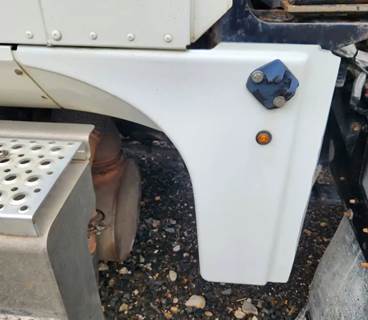 International 9900i Right Fender Extension