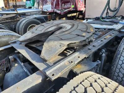 AIR SLIDE HOLLAND Fifth Wheel for a 2005 Kenworth W900