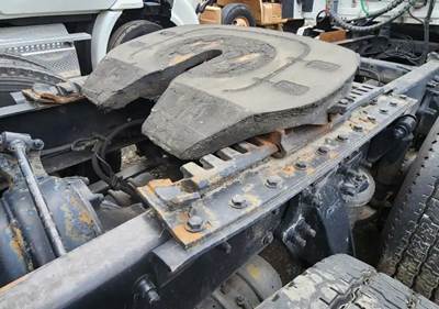 AIR SLIDE HOLLAND Fifth Wheel for a 2011 Freightliner Cascadia 125