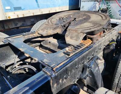 AIR SLIDE HOLLAND Fifth Wheel for a 2008 Freightliner FLD120SD Glider