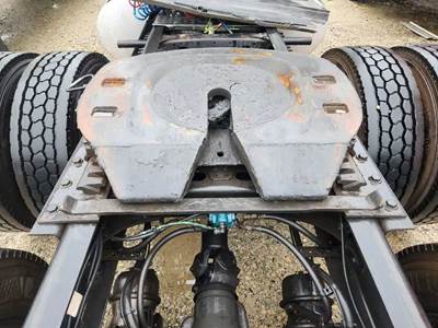 AIR SLIDE HOLLAND Fifth Wheel for a 2014 Freightliner Cascadia 125