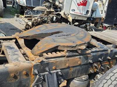Holland AIR SLIDE Fifth Wheel for a 2014 Peterbilt 388