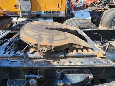 Holland Fifth Wheel for a 2020 Kenworth T680