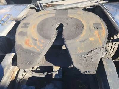 Jost JSK37USL Fifth Wheel for a 2006 Kenworth T600