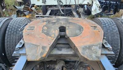 Jost JSK37USL Fifth Wheel for a 2014 Mack CXU613