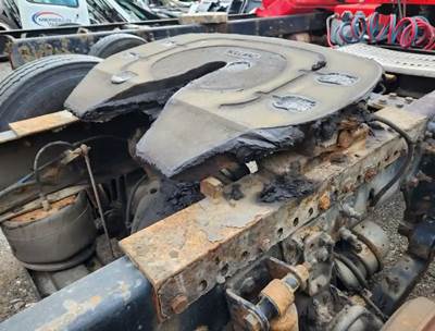 STATIONARY HOLLAND Fifth Wheel for a 2006 Freightliner M2 106