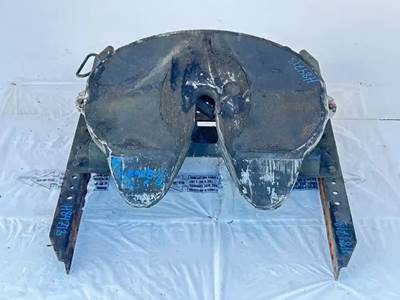 (Used) 2013 Freightliner Cascadia 132, Fifth Wheel- Material: Aluminum,  Length: