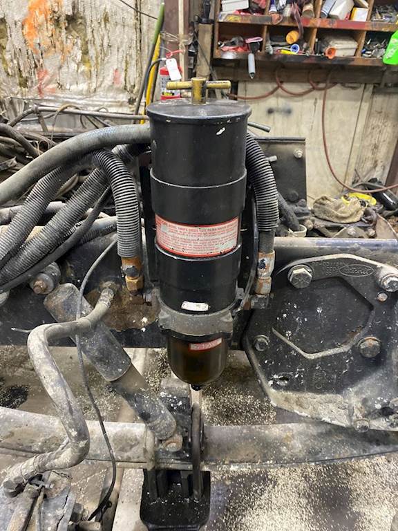 Caterpillar C15 Fuel / Water Separator for a 2001 Peterbilt 379 For