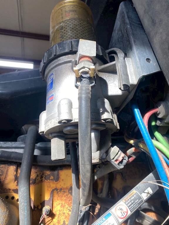 Caterpillar C15 Filter / Water Separator for a 2005 International 9400I