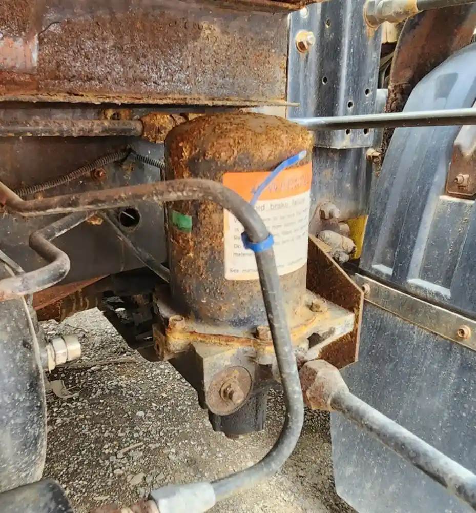 Nissan J05DTA Filter / Water Separator for a 2007 Ud/Nissan UD1800CS