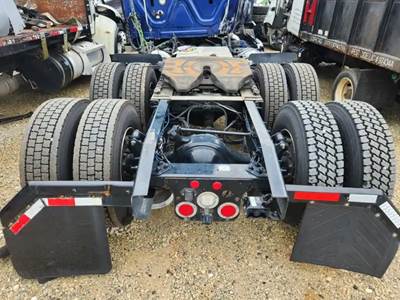 Detroit RT40-NFD Tandem Cutoff for a 2026 Freightliner Cascadia 126