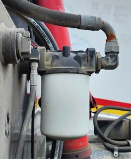 Caterpillar 3126 Fuel / Water Separator for a 2000 Sterling L8500