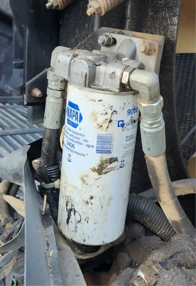 Caterpillar C15 Fuel / Water Separator for a 2001 Western Star 4900E