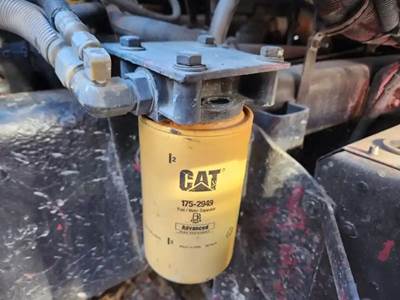 Caterpillar C15 Fuel / Water Separator for a 2005 Kenworth W900