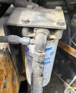 Caterpillar C15 Fuel / Water Separator for a 2003 Kenworth W900