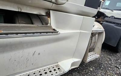 Freightliner Cascadia 113 Left Fuel Tank