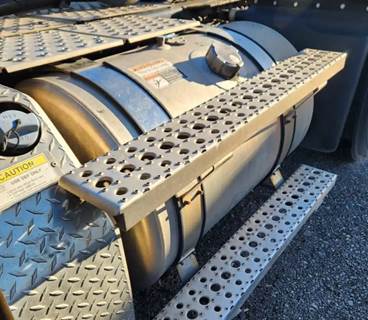 Freightliner Cascadia 116 Left Fuel Tank for a 2020 Freightliner Cascadia 116 Day Cab