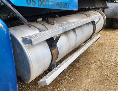 Freightliner Columbia 120 Left Fuel Tank for a 2018 Freightliner Columbia 120 Glider