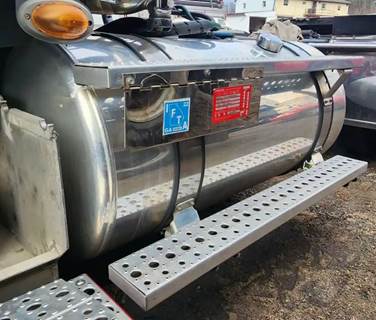 Freightliner Coronado 132 Left Fuel Tank for a 2015 Freightliner Coronado 132 Glider
