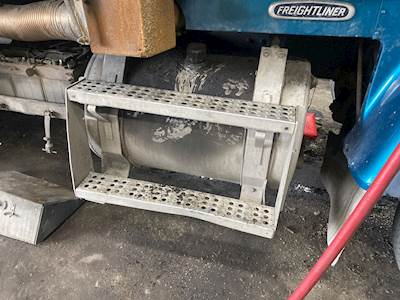 Freightliner FLD112 Right Fuel Tank for a 1997 Freightliner FLD112SD