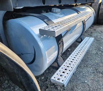 Freightliner ST120 Left Fuel Tank