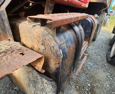 International F2574 Left Fuel Tank for a 1999 International F-2574