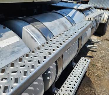 Mack Pinnacle CHU613 Left Fuel Tank for a 2017 Mack CHU613