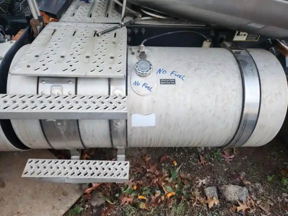 Mack Pinnacle CXU613 Left Fuel Tank for a 2016 Mack CXU613 For Sale