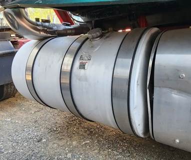 Mack Pinnacle CXU613 Right Fuel Tank for a 2014 Mack CXU613