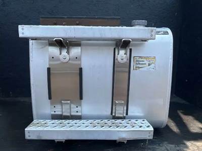 Mack Pinnacle CXU613 Left Fuel Tank for a 2013 Mack CXU613