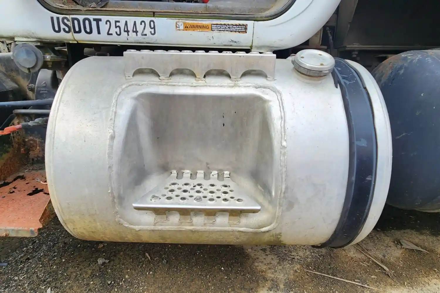 2001 Mack RD688S Left Fuel Tank For Sale Elkton, MD P56613