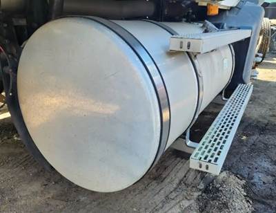 Mack Vision CXN613 Right Fuel Tank for a 2006 Mack CXN613