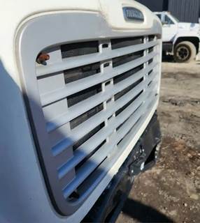 Freightliner M2 106 Grille
