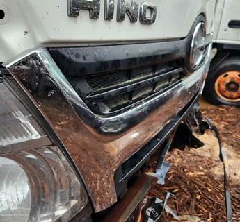 Hino 195 Grille