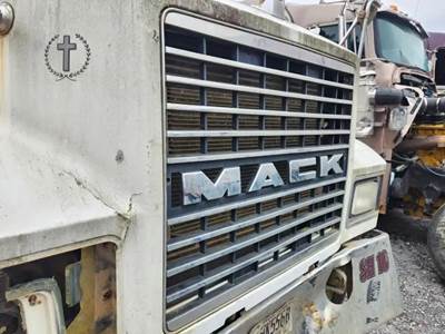Mack CHN613 Grille