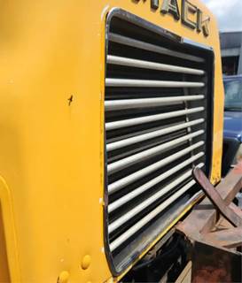 Mack DM688S Grille