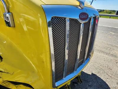 Peterbilt 579 Grille