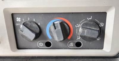 Mack Pinnacle CHU613 Heater / AC Temp Control for a 2013 Mack CHU613