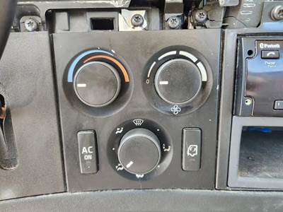Used 2020 Volvo VNR64T Heater / AC Temperature Control Assembly