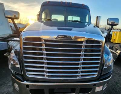 Freightliner Cascadia 125 Hood