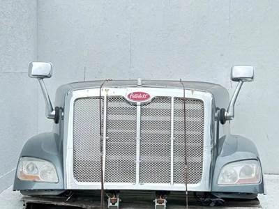 Peterbilt Hood for a Peterbilt 587